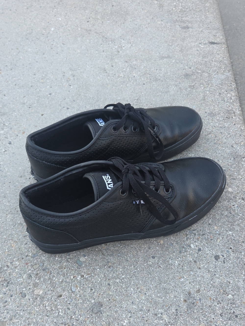 Vans Atwood low-top skate shoes Black Leather Men 8.5